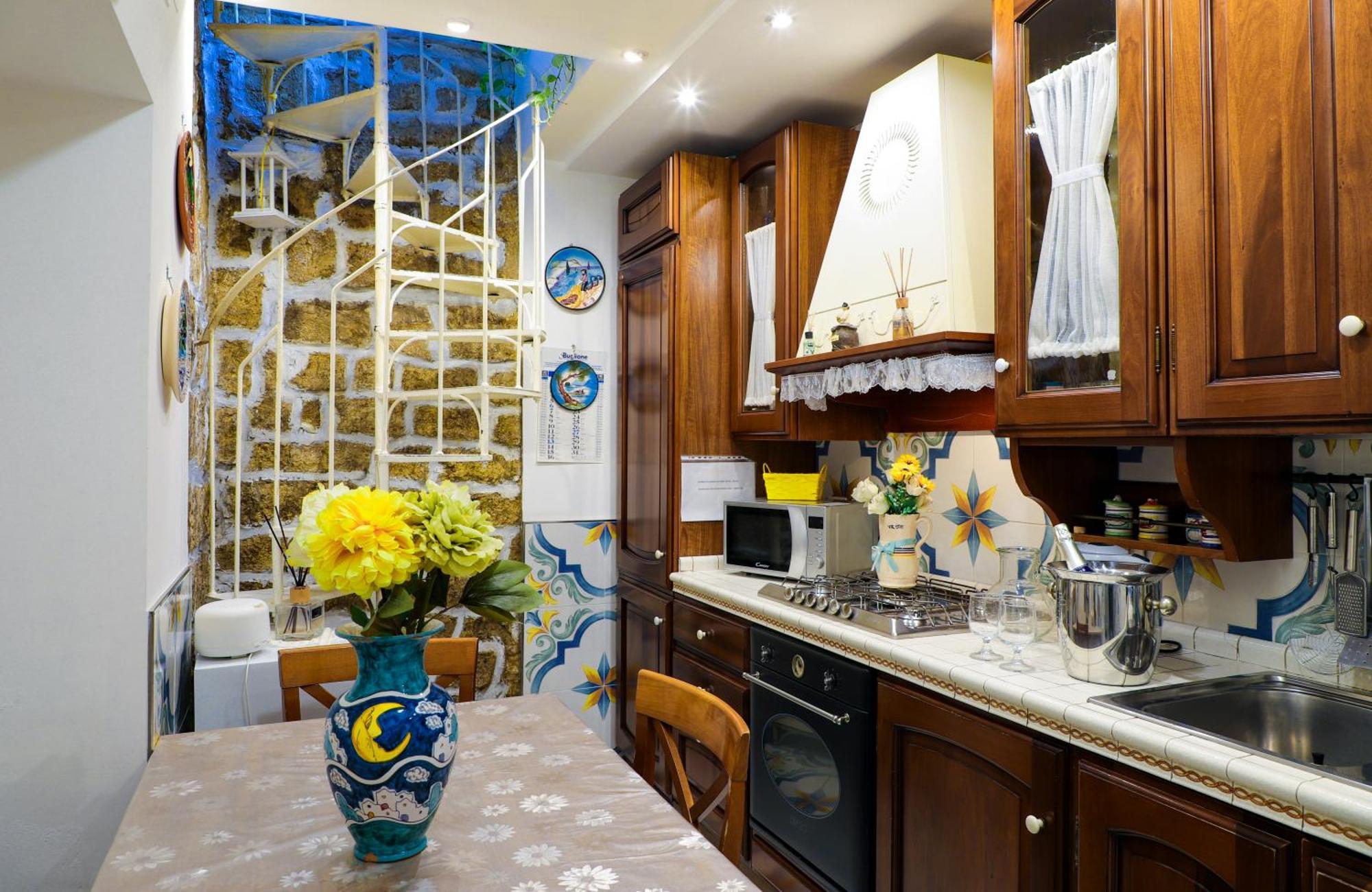 Giallo Napoletano Home Napoli Exterior foto